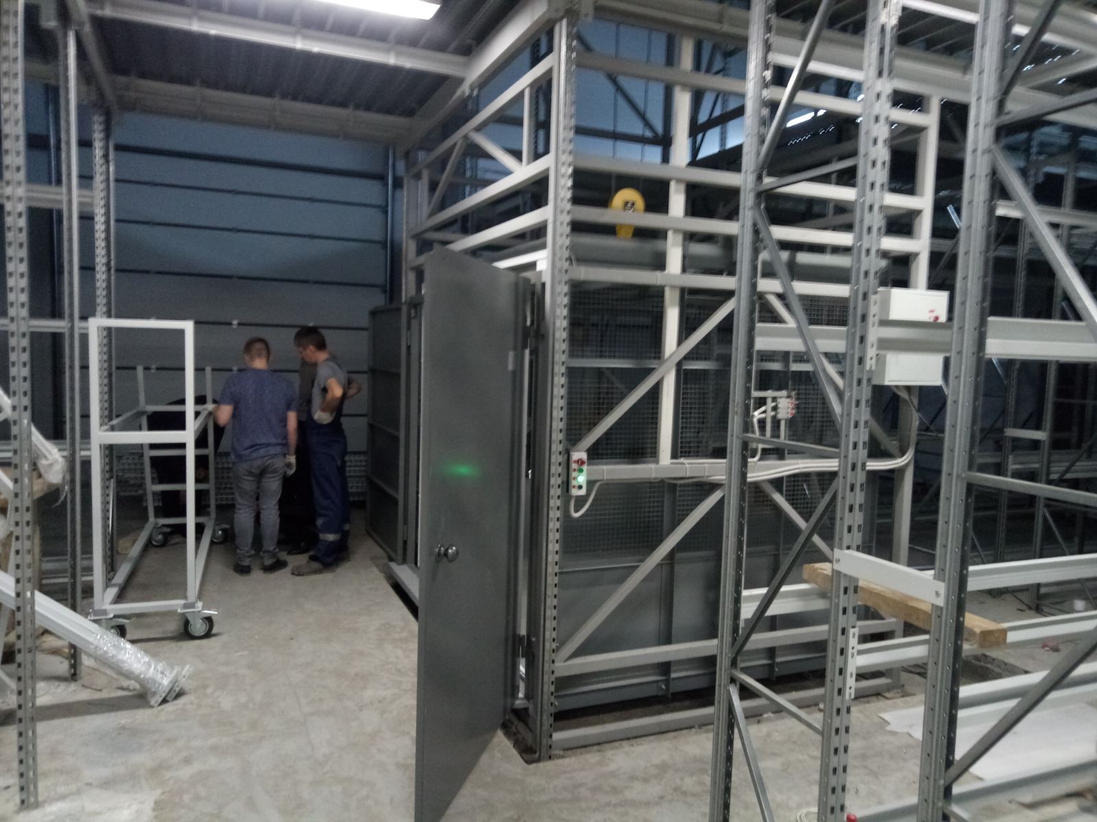 Подъемник в металлокаркасной шахте, 1000 кг, Казань