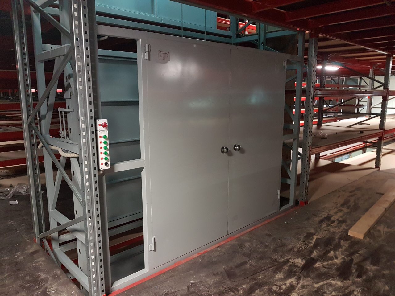 Подъемник грузовой в металлокаркасной шахте, г/п 1000 кг, Апаринки