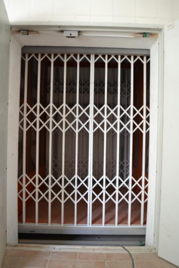 Подъемник грузовой в металлокаркасной шахте, 1000 кг, Береза