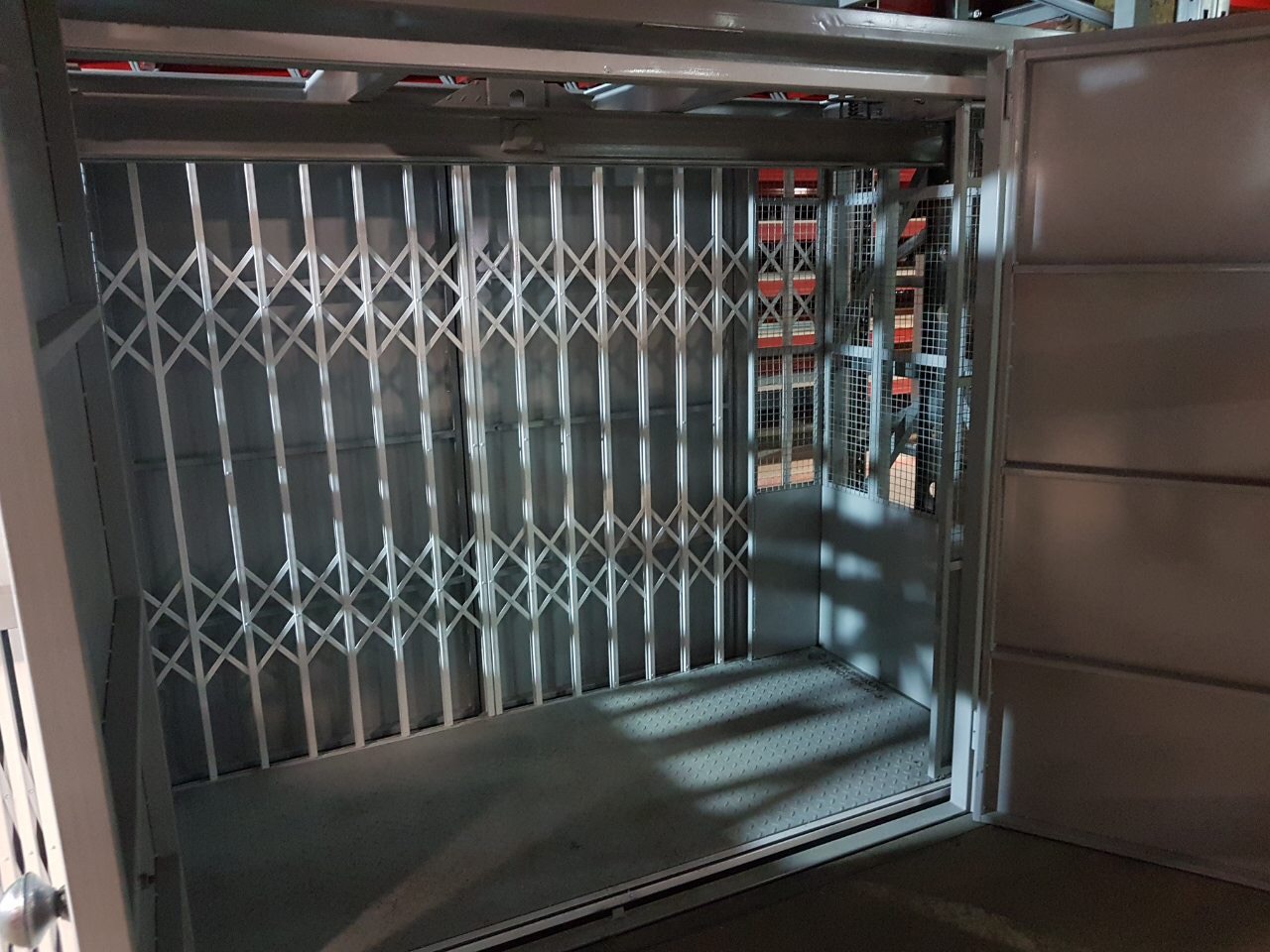 Подъемник грузовой в металлокаркасной шахте, г/п 1000 кг, Апаринки