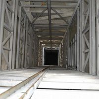 Подъемник грузовой в металлокаркасной шахте, 1000 кг, Береза