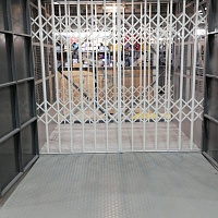 Грузовой подъемник в металлокаркасной шахте, 2000 кг (Уфа, Складской комплекс)