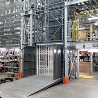 Грузовой подъемник в металлокаркасной шахте, 2000 кг (Уфа, Складской комплекс)