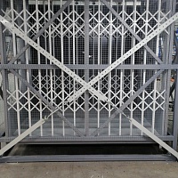 Грузовой подъемник в металлокаркасной шахте, 2000 кг (Уфа, Складской комплекс)